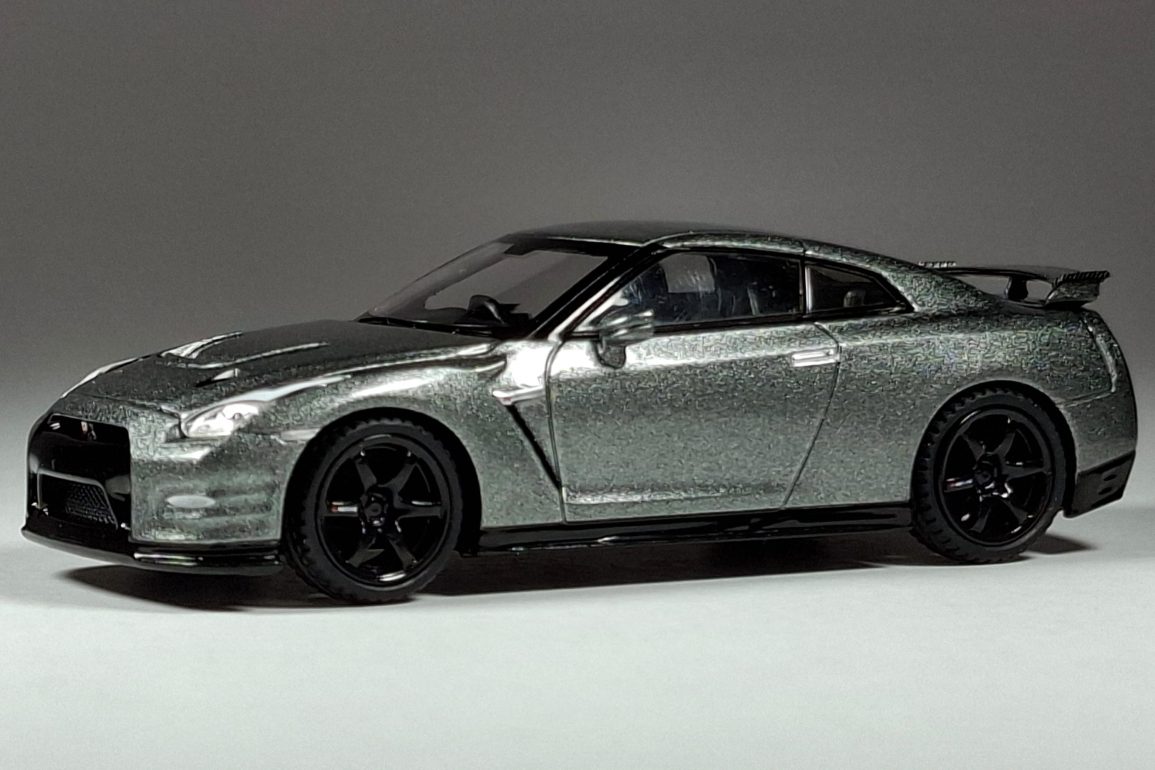 1;64 Mini GT Nissan GT R 1