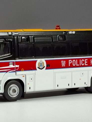 1;76 Tiny Mercedes Benz Atego Police APT Tactical Bus 1